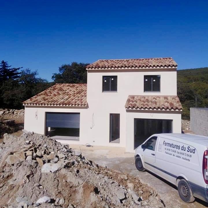 Construction maison provençale blanche toiture tuiles terracotta