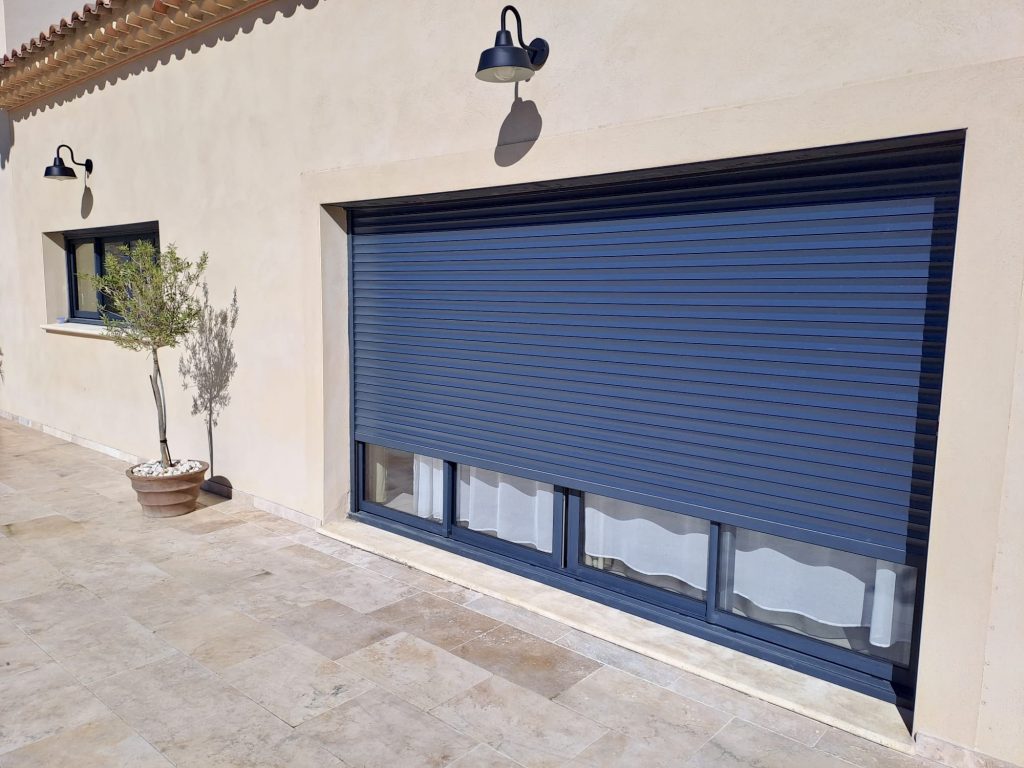 Porte garage volets roulants bleu marine avec fenêtres intégrées
